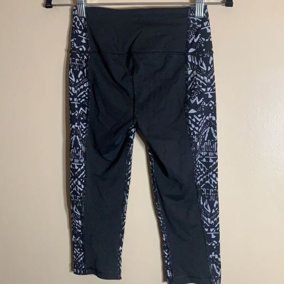 Victoria’s Secret Sport Black & Grey Crop Leggings - Picture 2 of 3